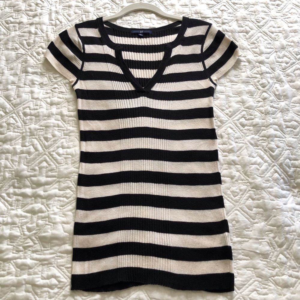 Gap Short Sleeve V Neck Ribbed Knit Top - Picture 2 of 2